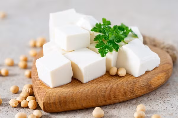 Đậu phụ là món rất nhiều người yêu thích. Đây là sản phẩm chế biến từ đậu nành, tuy không giàu chất xơ như đậu nành, vì bỏ bã đậu phụ, nhưng vì dễ hấp thu nên hiệu quả sử dụng chất dinh dưỡng cao hơn.