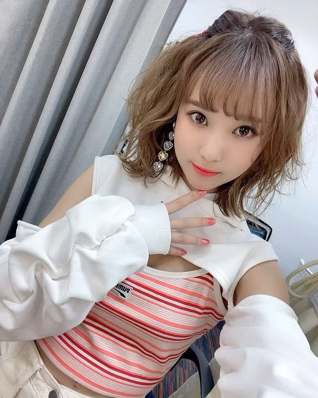 Cô nàng cũng không hề keo kiệt với người hâm mộ, thường xuyên khoe ảnh về công việc, cuộc sống thường ngày của mình trên trang Instagram cá nhân.