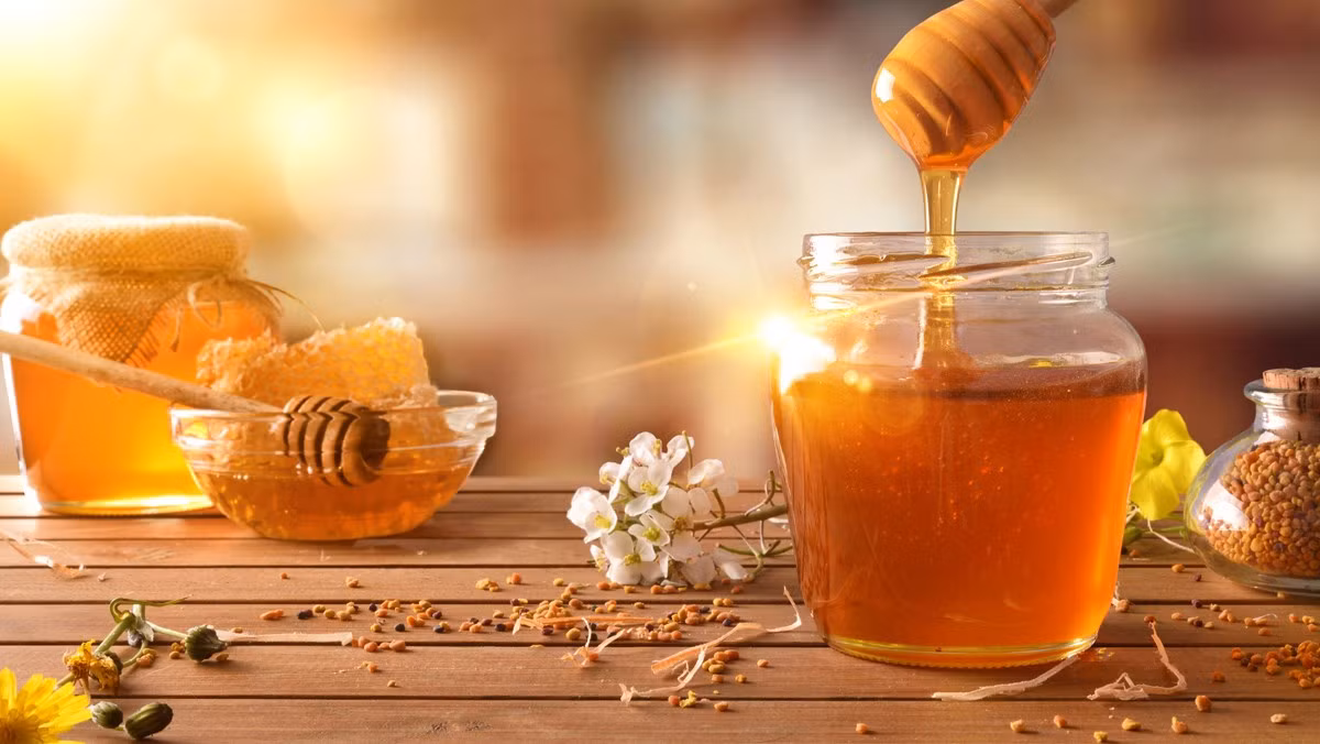 Mật ong có hàm lượng đường cao và độ ẩm thấp nên vi khuẩn khó tồn tại và sinh sôi, do đó, mật ong chỉ cần đậy kín và bảo quản ở nhiệt độ phòng mà không cần cho vào tủ lạnh. Khi bạn cho mật ong vào tủ lạnh không những không giúp bảo quản được lâu mà còn làm mất đi những dưỡng chất tốt có trong mật ong, giảm hương vị mật ong do chênh lệch nhiệt độ.