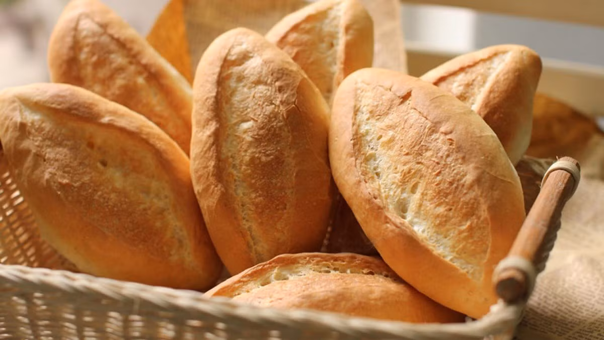 Bánh mì chỉ nên ăn trong thời gian ngắn, nên bảo quản ở nhiệt độ phòng, không thích hợp bảo quản trong tủ lạnh, nguyên nhân là nhiệt độ lạnh sẽ làm tinh bột trong bánh mì mất hương vị.