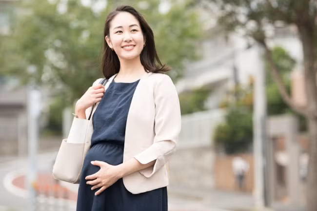 Thứ hai, dinh dưỡng phải đảm bảo: Một số mẹ bầu khi mang thai đặc biệt kén ăn, không ăn món này, món kia. Hành vi này của mẹ bầu rất không tốt cho thai nhi trong bụng. Nhớ rằng, mẹ bị suy dinh dưỡng, thai nhi hấp thụ kiểu gì? Ảnh hưởng từ đâu?