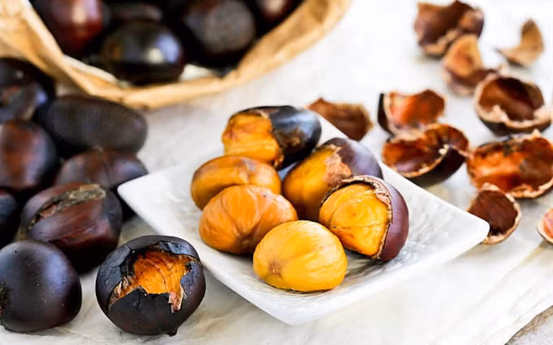 Một khi ăn quá nhiều hạt dẻ, dạ dày không kịp tiêu hóa sẽ tạo nên gánh nặng. Đồng thời, vi khuẩn trong ruột sẽ tạo lên men, sinh ra khí gây đầy hơi.