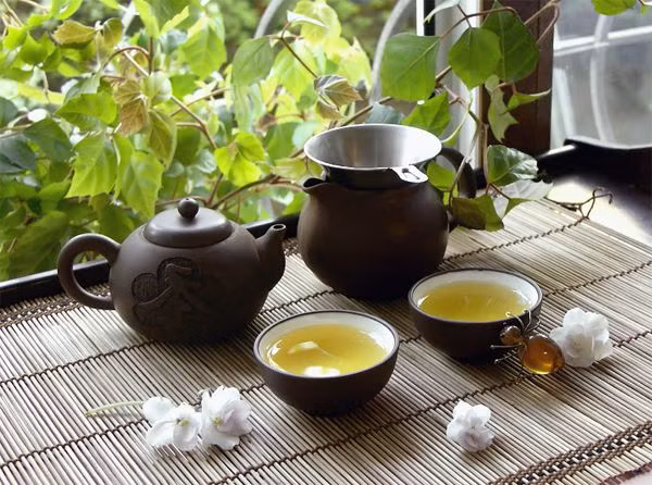 Đồng thời nó cũng chứa một lượng vi lượng chì và thủy ngân. Tuy nhiên, các chất ô nhiễm kim loại nặng như chì, asen, cadimi, thủy ngân không phải là nguyên tố kim loại chính của cáu trà mà chủ yếu tồn tại ở dạng kết tủa và khó hòa tan trong nước.