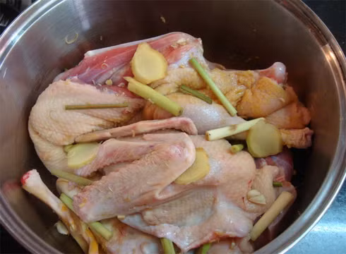 Bước 4: Bắc chảo lên bếp, cho vịt và đổ nước dừa xâm xấp mặt vịt để om. Om nhỏ lửa khoảng 1 giờ, thấy nước dừa cạn, vịt bắt đầu ra mỡ thì đổi chảo để vịt khỏi cháy. 