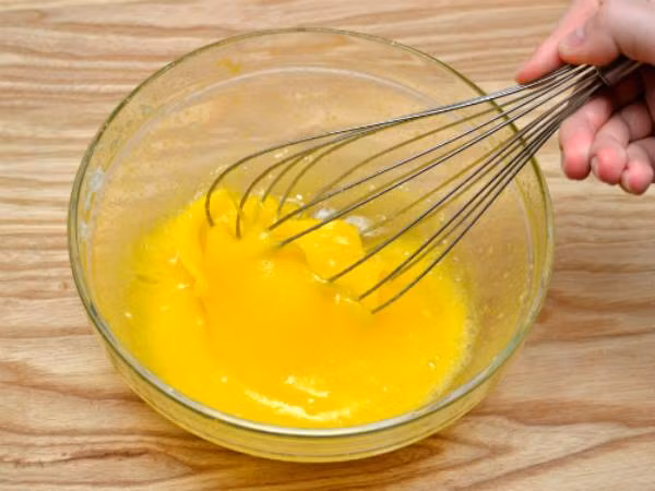Bước 3: Cho gia vị vào trứng cùng với bột rau câu, đánh đều , dùng rây lọc bỏ cặn.