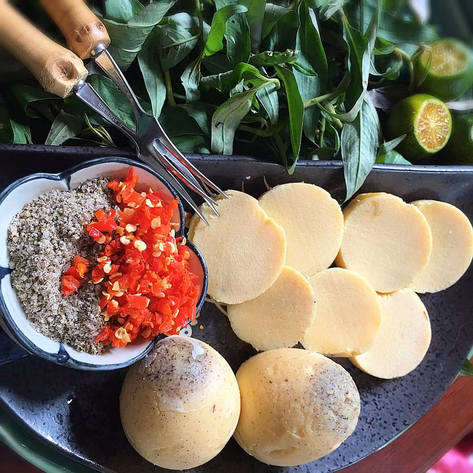 Bước 6: Tắt bếp, lấy trứng ra để nguội cho ruột trứng chắc lại. Trứng vừa hấp có vị xốp xốp, khi để nguội thì săn lại. Trứng là nướng hợp ăn kèm muối tiêu và rau răm tươi. 