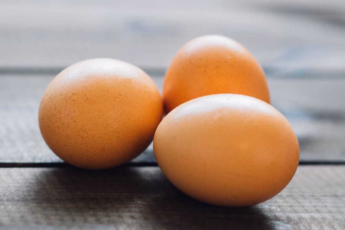 Bước 1: Trứng rửa sạch vỏ ngoài, lau khô.
