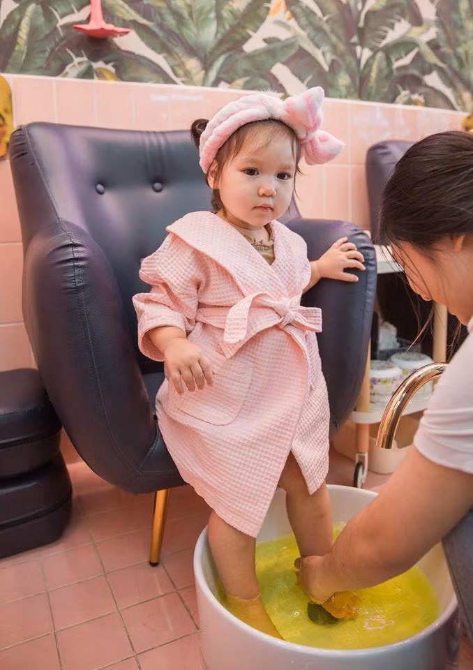 Phía dưới phần bình luận, nhiều người dành lời khen ngợi cho Myla mặc chiếc áo màu hồng và quấn khăn rất dễ thương.