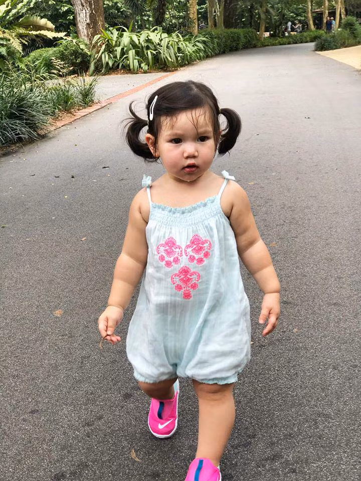 Mới hơn 1 tuổi nhưng bé sở hữu chiều cao và cân nặng tương đương với những đứa trẻ 3 tuổi.