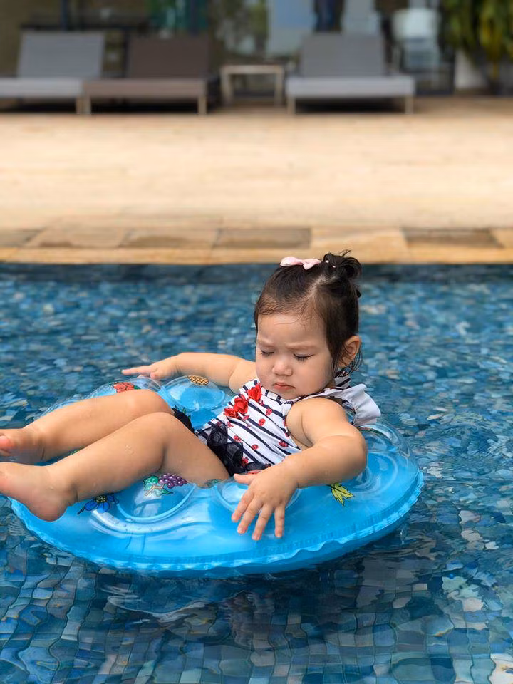 "Khi bé có vẻ muốn ăn cho bé thử nghiệm ăn ít một. Bé thích thì sẽ cho ăn nhiều hơn. Bé tỏ ra không thích thì dừng cho ăn lúc đó, nhưng lần sau thử lại. Tôi muốn bé ăn được tất cả các loại vị, thức ăn, chứ không kén chọn cầu kỳ".