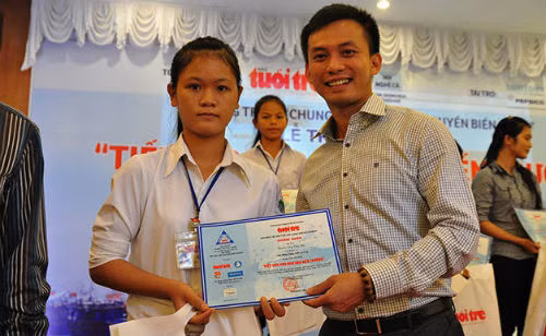 Ông Nguyễn Bá Cảnh vốn là học sinh xuất sắc của trường THPT Phan Chu Trinh, Đà Nẵng, sau đó thi đỗ vào trường Đại học Kinh tế Đà Nẵng, đi du học ở Anh, lấy bằng thạc sĩ quản trị công rồi trở về công tác tại Đà Nẵng và giữ chức vụ Phó Bí thư Thường trực Thành Đoàn từ cuối năm 2011.