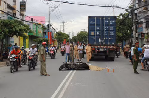 6. Chồng khóc thảm thiết chứng kiến vợ tử vong dưới gầm xe đầu kéo Sáng ngày 26/8 trên đường Đặng Văn Bi (P. Trường Thọ Q. Thủ Đức TP.HCM), xe đầu kéo chở container 51E – 018.22 do tài xế Bùi Hữu Niệm (37 tuổi, quê Tiền Giang) cầm lái, chạy cùng chiều đã va chạm mạnh với xe máy 59X2 – 362.98 do anh Thái Hồng Gi (30 tuổi ngụ Thủ Đức) điều khiển chở vợ trên đường đi làm. Vụ va chạm khiến người vợ bị bánh sau xe container cán tử vong.