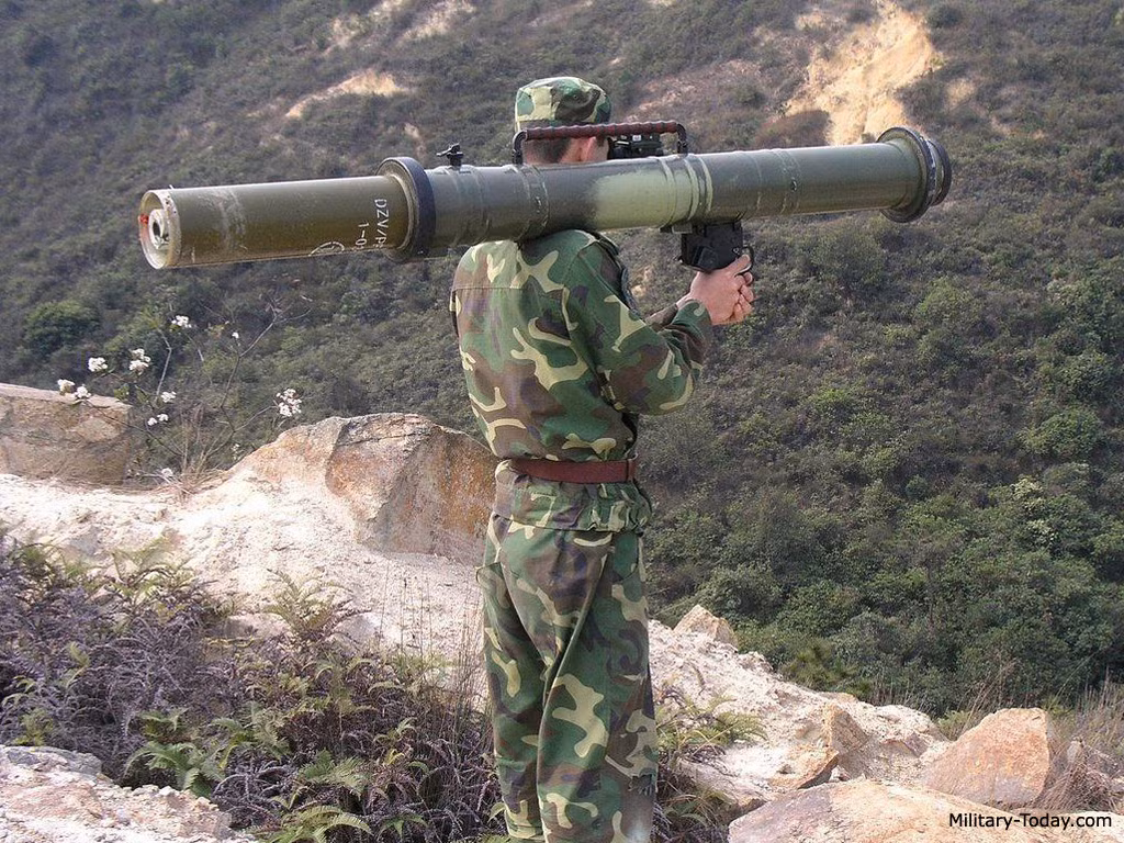 PF-98 nhận biết qua sườn ống phóng làm bằng sợi thủy tinh sơn màu xanh lục mờ. Nó có một loa che lửa đầu nòng đặc biệt và khóa nòng khá là rõ ràng. PF-98 đặc trưng với một tay cầm cho tính di động và một tay cò tương tự súng phóng lựu chống tăng RPG nằm bên dưới các ống phóng.