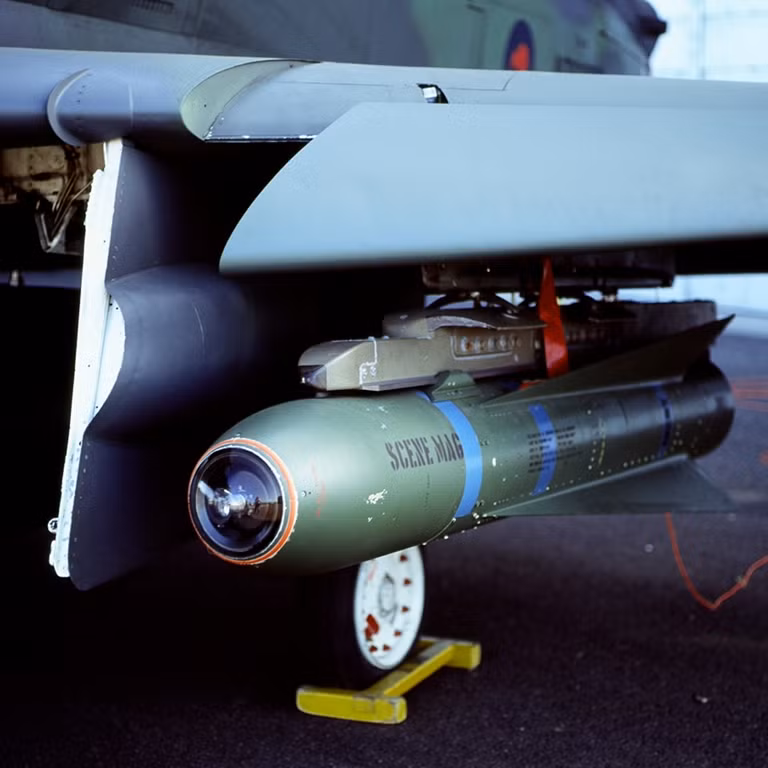Được thiết kế và chế tạo bởi Hughes Missile System, việc phát triển tên lửa không đối đất AGM-65 kéo dài từ năm 1966 đến năm 1972, sau đó nó được đưa vào phục vụ trong Không quân Mỹ trong tháng 8 năm 1972. Kể từ đó, nó đã được xuất khẩu sang hơn 30 quốc gia và được sử dụng trên 25 máy bay các loại. Maverick từng phục vụ trong chiến tranh Việt Nam, Yom Kippur, Iran-Iraq và chiến tranh Vùng Vịnh, cùng với những xung đột nhỏ khác.