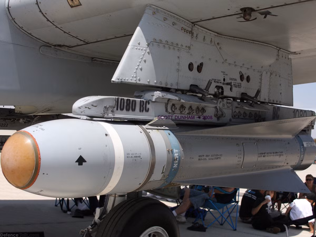 AGM-65 Maverick có thiết kế theo kiểu mô-đun, cho phép kết hợp giữa các loại đầu đạn và đầu dẫn khác nhau gắn vào phần động cơ tên lửa để sản xuất ra những phiên bản khác nhau. Nó có cánh delta dài và một thân hình trụ, tương tự AIM-4 Falcon và AIM-54 Phoenix.