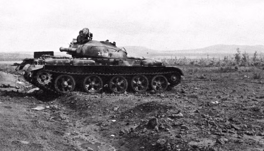 Xe tăng T-62 có hỏa lực mạnh hơn hẳn M48 Patton chủ lực của Israel nhưng có đến hàng trăm chiếc đã bị bắn cháy.