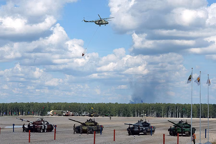 Tank biathlon là hội thao quân sự cơ giới do Quân đội Nga "thiết kế" và chính thức được tổ chức lần đầu từ ngày 12-17/8/2013 với quy mô ban đầu chỉ có 4 nước. Sau đó, số lượng các quốc gia trên thế giới tham dự ngày càng đông và cao nhất là năm nay lên tới 19 nước cùng tranh tài.