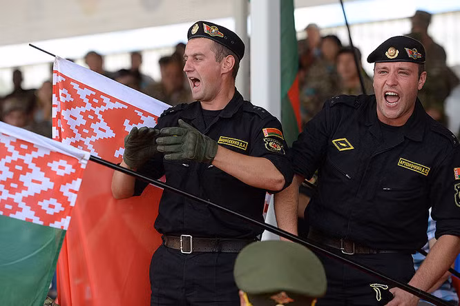 Binh sĩ Belarus cổ vũ nhiệt tình cho đồng đội trên khán đài.