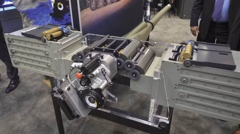 Khẩu pháo XM913 Bushmaster hiện đang được tích hợp thử nghiệm trên hàng loạt phương tiện chiến đấu bộ binh tương lai của Quân đội Mỹ. Trong đó có xe bọc thép chở quân Griffin III thuộc chương trình General Dynamics Land Systems, xe chiến đấu KF41 Lynx của Rheinmetall và Raytheon và CV90 dành cho Quân đội Thụy Điển.