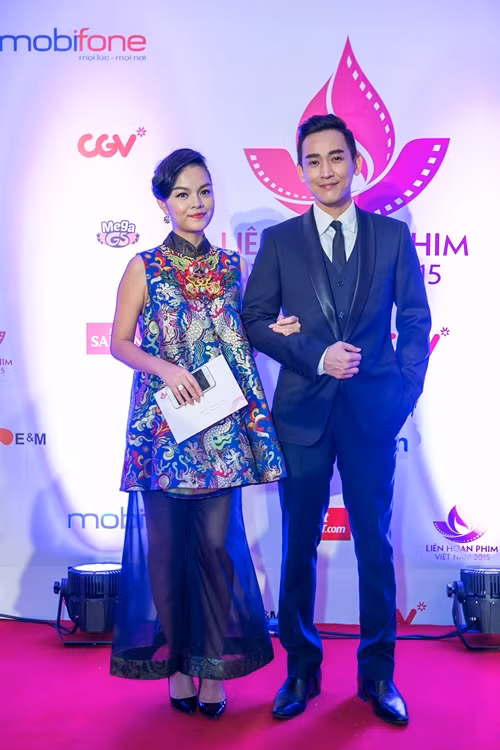 Hứa Vỹ Văn và Trương Quỳnh Anh ton sur ton trong sự kiện.