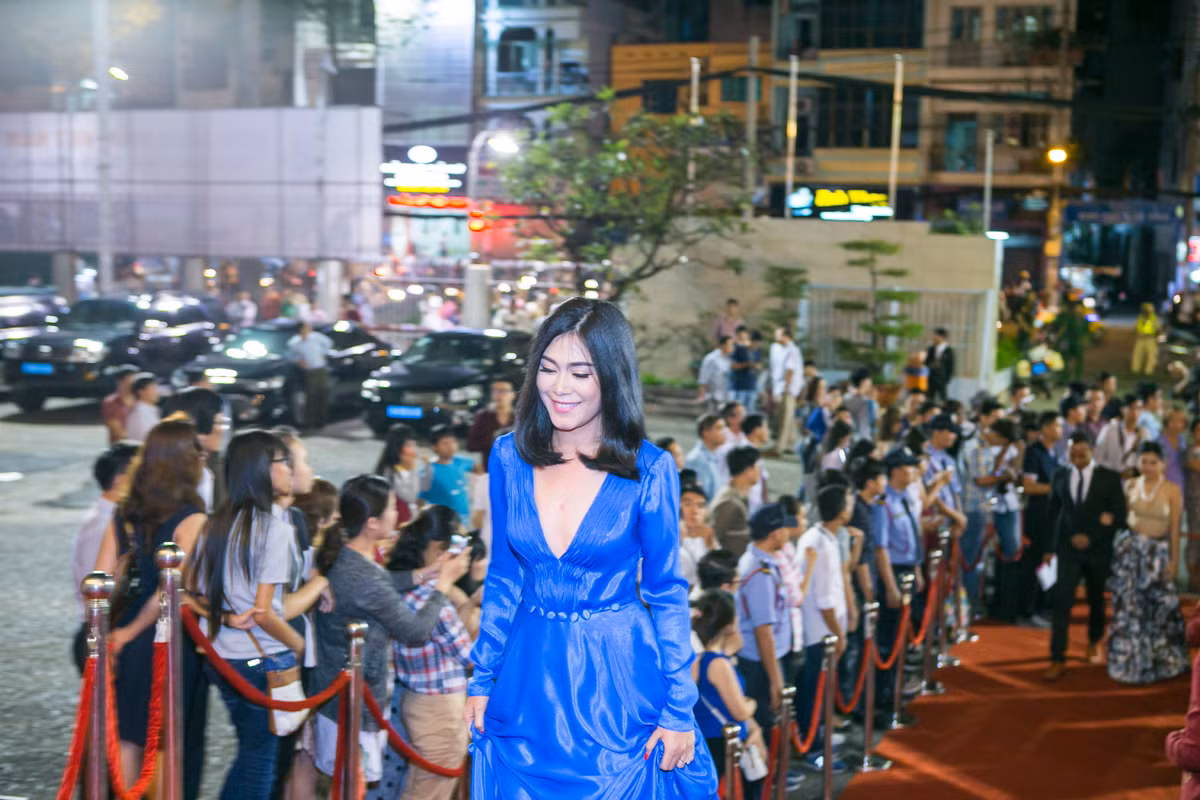 Vốn là nghệ sĩ khá kín tiếng và ít xuất hiện trên truyền thông nhưng Đinh Y Nhung vẫn sở hữu một sức hút đặc biệt bởi vẻ đẹp yêu kiều và tài diễn xuất.