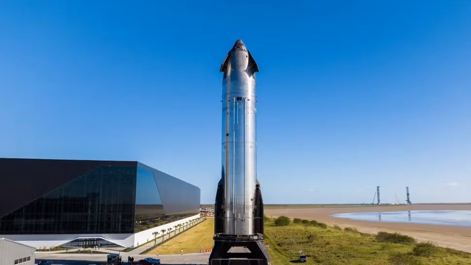 "Starship đã sẵn sàng cho thử nghiệm trước chuyến bay thứ 7", SpaceX thông báo kèm ảnh chụp phương tiện Starship di chuyển tới địa điểm thử nghiệm ở cơ sở Starbase của công ty tại Nam Texas.