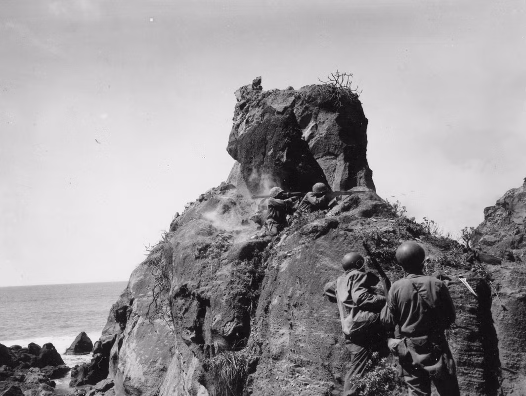 Tuy nhiên, lực lượng Nhật Bản tại đảo Iwo Jima thực hiện phòng thủ kiên cố khiến kế hoạch của Mỹ kéo dài hơn dự kiến. Ảnh: Topwar.