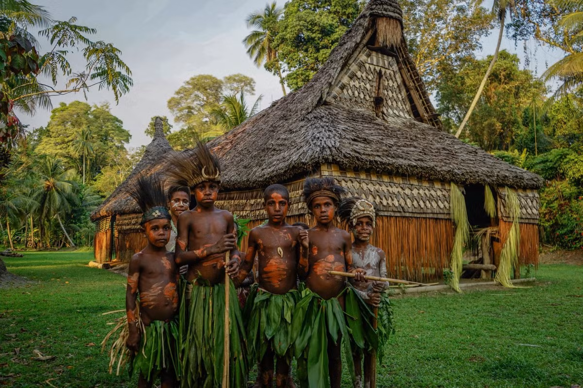 Tại quốc đảo Papua New Guinea ở châu Đại Dương, bộ lạc Chambri sinh sống ở khu vực gần hồ Chambri gây chú ý với tập tục "rạch người" để tạo ra những vết sẹo trên cơ thể. Tập tục này dành cho nam giới. Ảnh: guardian.ng.