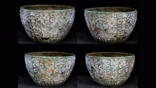 Các nhà khảo cổ đã tiến hành khai quật ngôi mộ cổ của một thiếu nữ người Anglo-Saxon ở ngôi làng Scremby, Lincolnshire, Anh. Trong số các hiện vật được tìm thấy, họ kinh ngạc khi phát hiện một cổ vật "lạ" còn cổ hơn ngôi mộ của thiếu nữ.