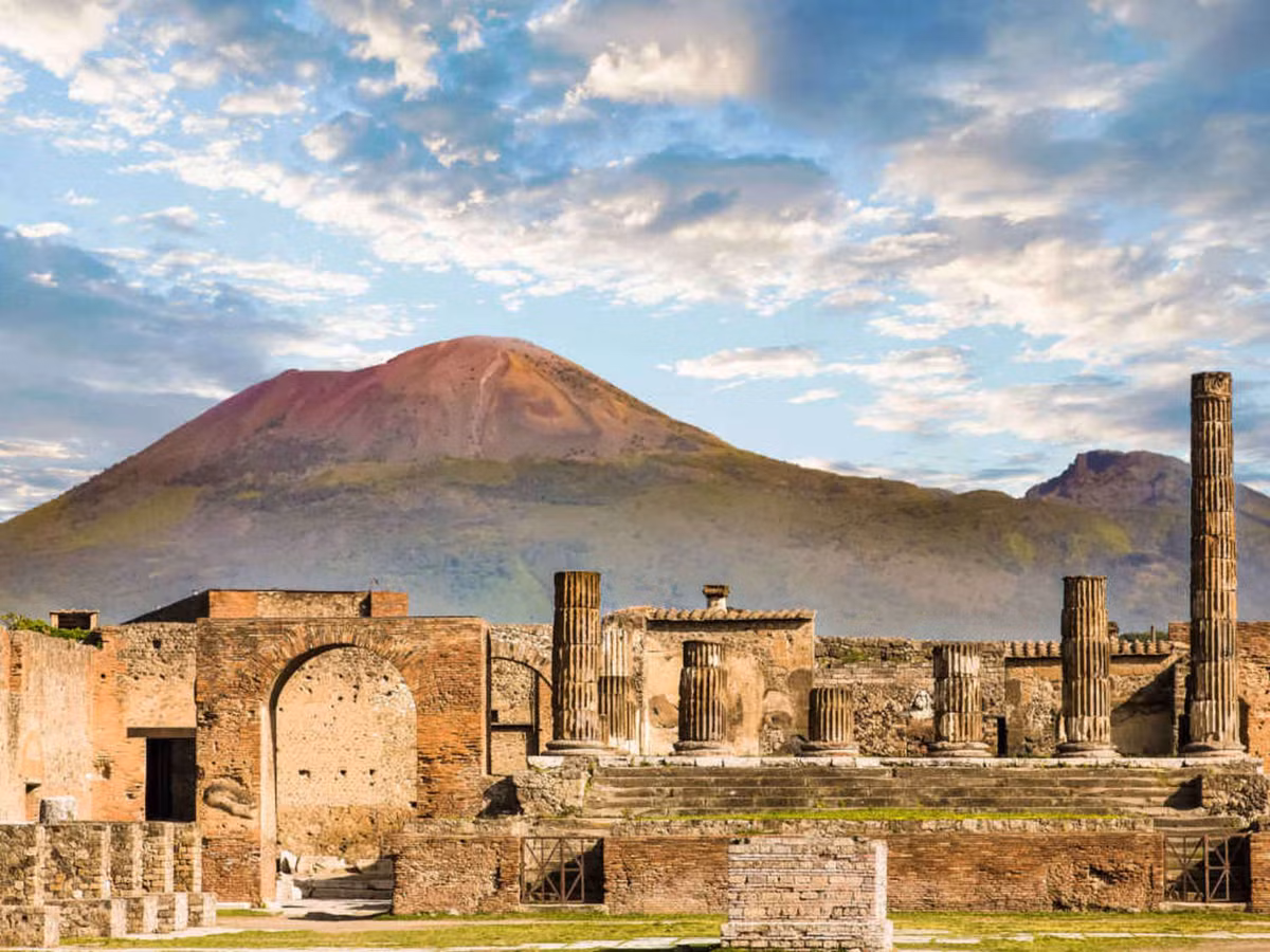 Pompeii bi lãng quên trong khoảng 1.700 năm. Mãi tới năm 1748. tàn tích thị trấn La Mã này mới được các chuyên gia phát hiện.