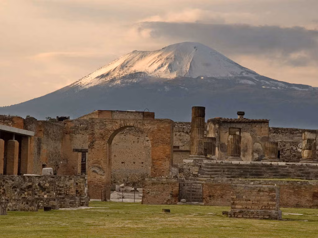 Trong số này, tàn tích nhiều ngôi nhà cho thấy các cư dân Pompeii thời xưa khá giàu có. Họ ở trong những ngôi nhà lớn, có nhiều phòng, được trang trí bằng những bức bích họa, tranh tường tuyệt đẹp... Nhiều tiền xu, đồ trang sức quý giá... cũng được tìm thấy tại nơi ở của họ.