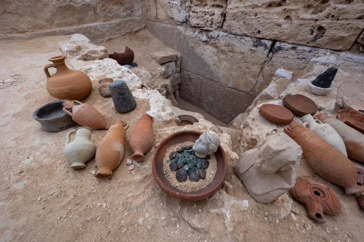 Cựu Bộ trưởng Bộ Du lịch và Cổ vật Ai Cập, ông Zahi Hawass - người không tham gia vào cuộc khai quật trên cho hay bức tượng bán thân đó có thể được tạo ra sau thời gian trị vì của Nữ hoàng Cleopatra VII.