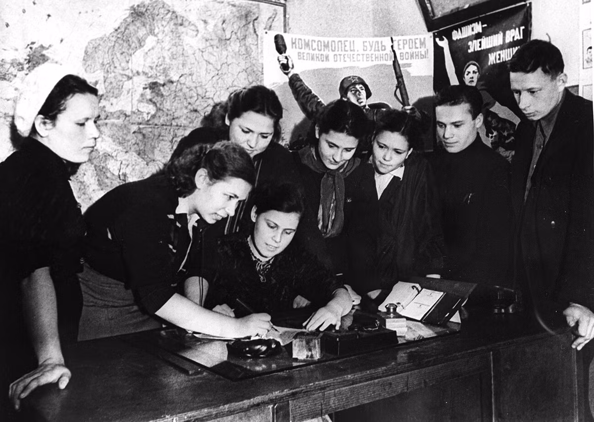 Một nhóm thành viên Komsomol ở Liên Xô quyên góp tiền để đóng một đoàn tàu bọc thép gửi ra chiến trường năm 1941.