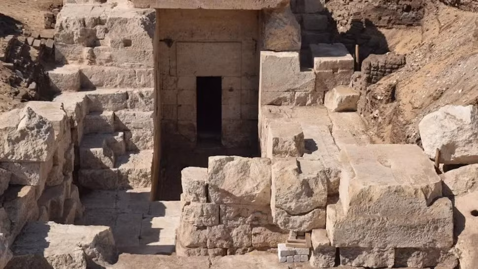 Trong quá trình khai quật tại địa điểm Athribis, nằm cách Luxor khoảng 200 km về phía bắc, các chuyên gia đã phát hiện một ngôi đền Ai Cập cổ đại ẩn trong vách đá. Ảnh: Marcus Müller, Athribis Project.