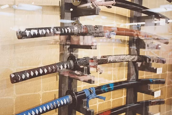 Lưỡi kiếm Katana được samurai hướng lên trên để có thể rút kiếm ra và tấn công kẻ thù bằng những động tác mạnh mẽ, dứt khoát. Một số samurai có thể chém đối thủ của mình chỉ bằng một chuyển động trong chớp mắt. Ảnh: Arthur Mazi on Unsplash.