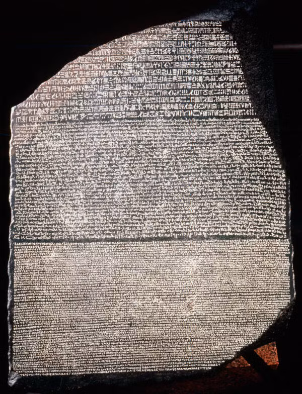 Đến năm 196 trước Công nguyên, pharaoh Ptolemy ra lệnh tạo ra phiến đá Rosetta trong chiến dịch tuyên truyền chính trị nhằm bố cáo thiên hạ việc ông xưng là pharaoh hợp pháp của Ai Cập.