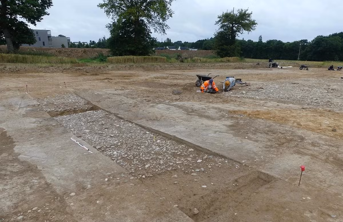 Theo một tuyên bố từ Viện Nghiên cứu Khảo cổ học Phòng ngừa Quốc gia Pháp (INRAP), chiếc nhẫn được tìm thấy trong "tình trạng bảo quản đặc biệt" gần thị trấn Pacé, Bretagne. Đá quý trên chiếc nhẫn có khắc hình Venus Victrix.
