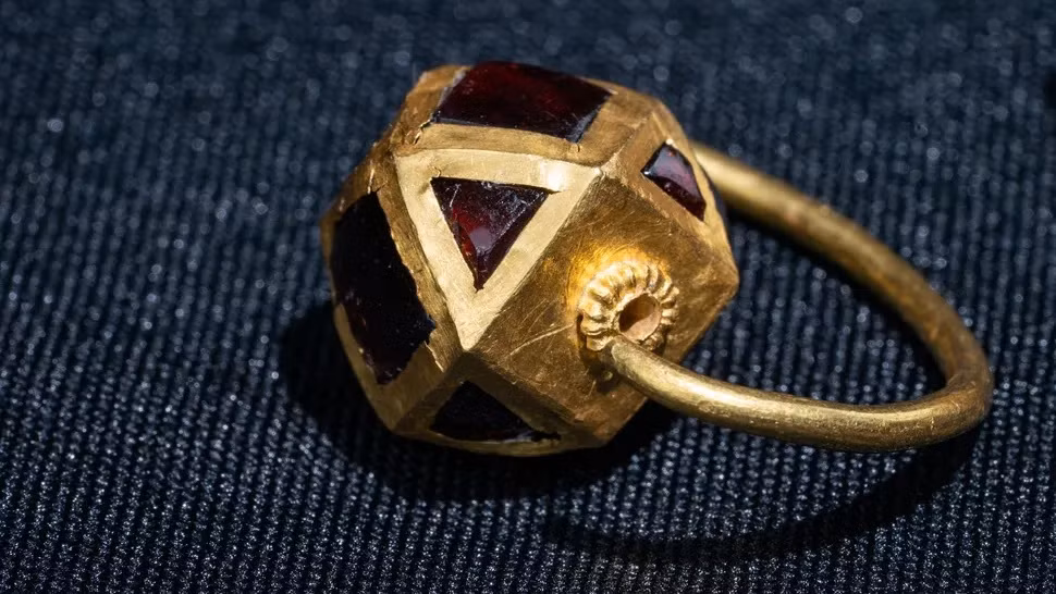 Nhà sử học Byzantine thế kỷ thứ 6 có tên Procopius xứ Caesarea đã viết rằng, vùng Mangup vào thời điểm đó là một phần của công quốc Gothia của Cơ đốc giáo, được thành lập ở phía tây nam Crimea bởi người Goth, những người đã từ chối theo Theodoric Đại đế trong cuộc xâm lược Italy vào năm 488.