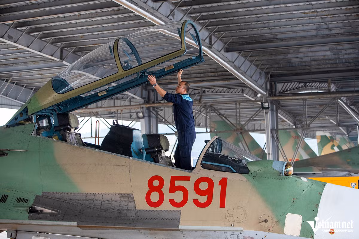 Ghi nhận tại Trung đoàn Không quân 927 (Sư đoàn 371, Quân chủng Phòng không - Không quân), hàng trăm phi công, cán bộ, kỹ thuật viên đang hối hả làm công tác chuẩn bị thực hiện nhiệm vụ bay chào mừng Triển lãm Quốc phòng quốc tế Việt Nam năm 2024.