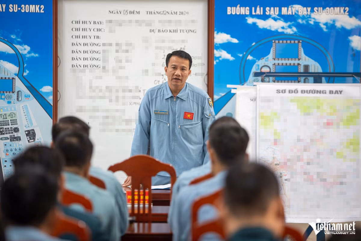 Đại tá Nguyễn Quang Hải, Trung đoàn trưởng Trung đoàn Không quân 927, thực hiện giao nhiệm vụ và triển khai kế hoạch bay huấn luyện trong ngày với các phi công.