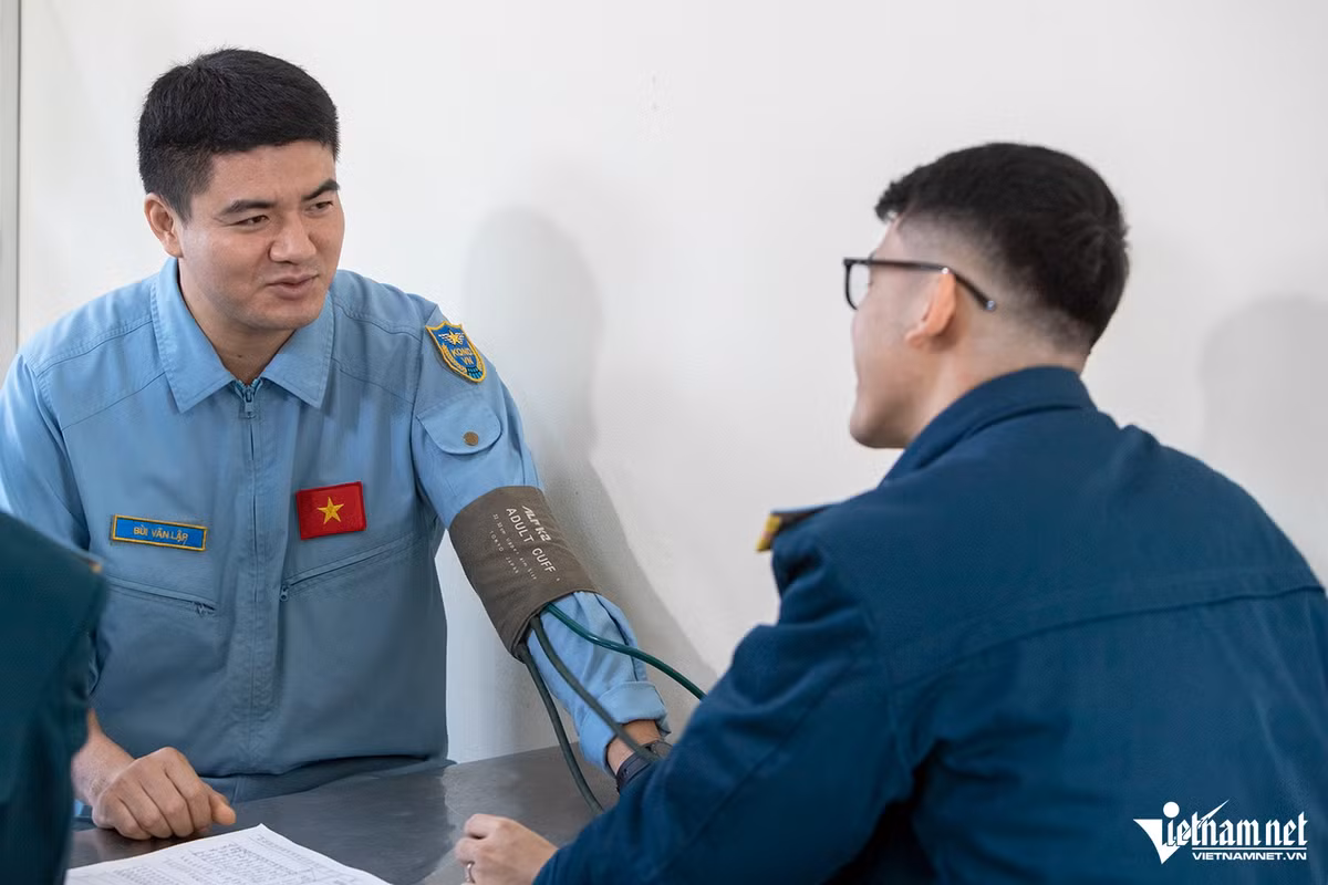 Sau cuộc họp, phi công được kiểm tra y tế, chỉ khi đảm bảo sức khỏe mới được thực hiện nhiệm vụ.