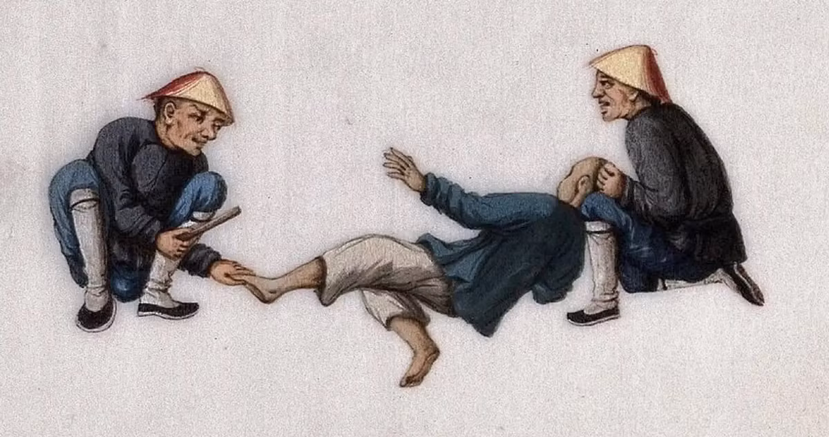 Tại Trung Quốc, "phạt cười" được cho là xuất hiện từ thời nhà Hán. Phương pháp tra tấn này dành riêng cho giới quý tộc vì nó không để lại dấu vết trên cơ thể của họ.