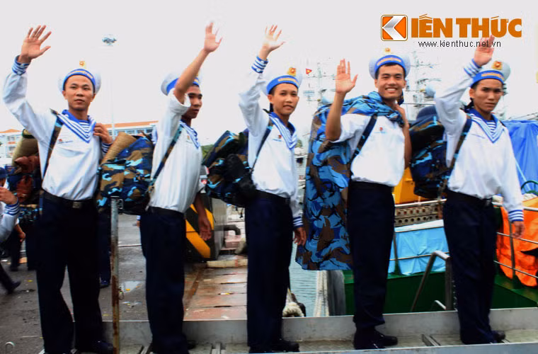 Tạm biệt nhé, hẹn ngày gặp lại. Những nụ cười luôn nở trên môi các chiến sĩ trẻ.