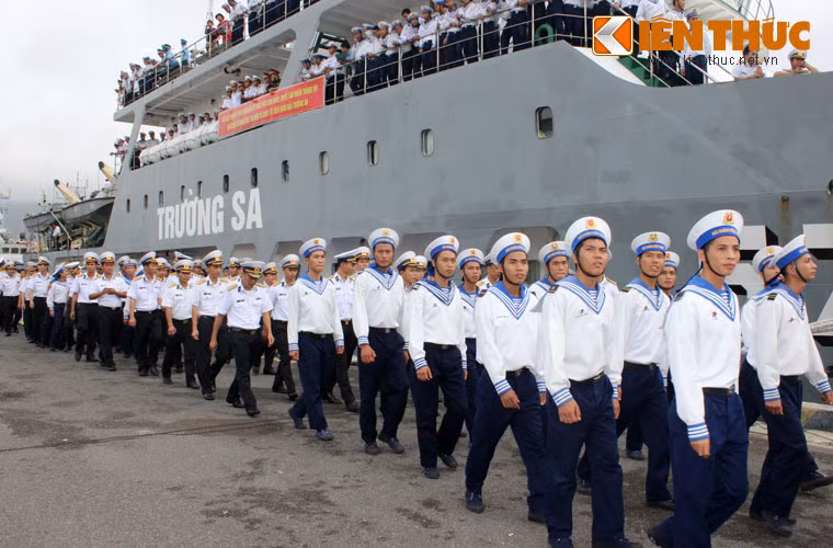 Hoành tráng khung cảnh những chiến sĩ Hải quân sóng bước lên đường làm nhiệm vụ.