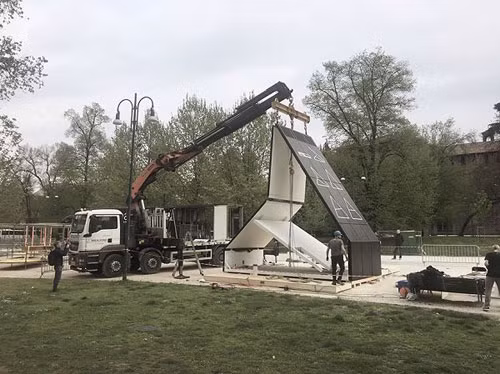 Đặc biệt với sự trợ giúp của máy móc, xe cẩu thì chỉ cần 3-4 công nhân lắp ráp trong vòng 6 giờ là có thể hoàn thành.