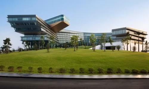 Tọa lạc ở vị trí đắc địa (phố Đỗ Đức Dục, phường Mễ Trì, quận Nam Từ Liêm, Hà Nội), JW Marriott là khách sạn Quốc tế 5 sao thuộc tập đoàn Marriott International, được thiết kế bởi Carlos Zapata theo hình tượng con rồng – biểu tượng của Việt Nam. Ảnh: Booking.