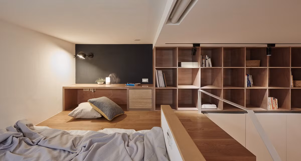 Giường ngủ và tủ sách dài chuyển lên gác lửng làm không gian chung của căn hộ thoáng hơn.