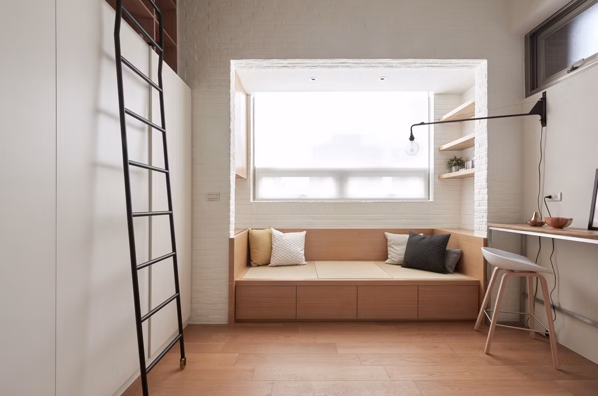 Không gian nhỏ gần cửa sổ được thiết kế là chỗ nghỉ ngơi.