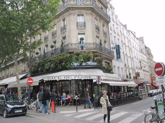 Đến năm 1913, Café de Flore bắt đầu trở thành một trong những quán cà phê văn học được săn lùng nhất ở Paris. Ảnh: TripAdvisor.