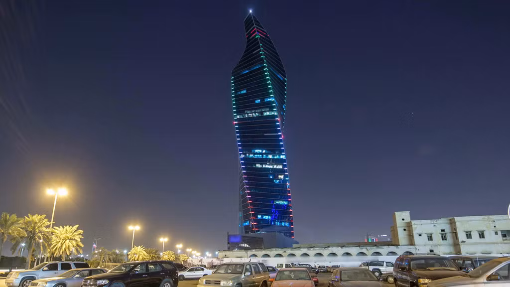 Nhìn từ xa, tháp Al Tijaria ở Kuwait City như một cánh buồm khổng lồ. Tháp cao 218 m với 41 tầng, gồm các khu vườn thẳng đứng cao 6 tầng chồng lên nhau, xoắn dọc chiều cao của tòa tháp.